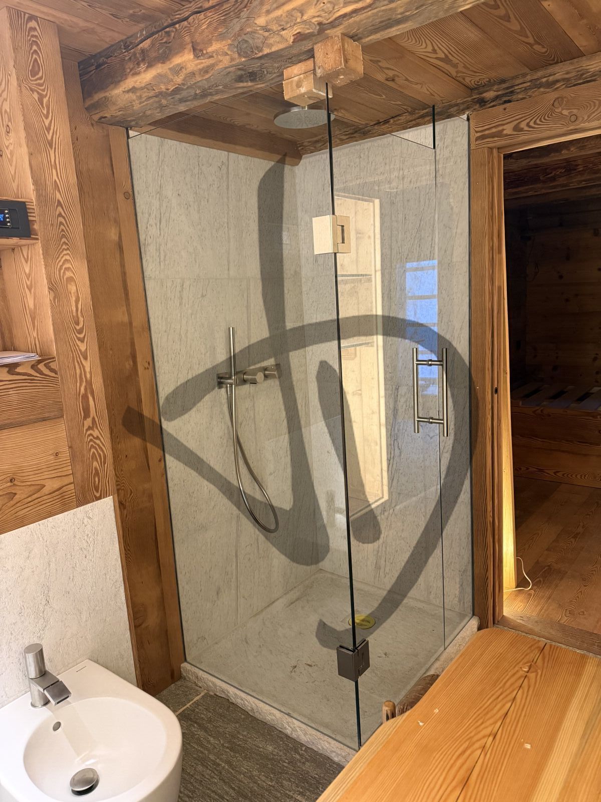 Box doccia angolare su misura ambiente casa di montagna legno e sasso bianco moderno 1 - Eckausführungen