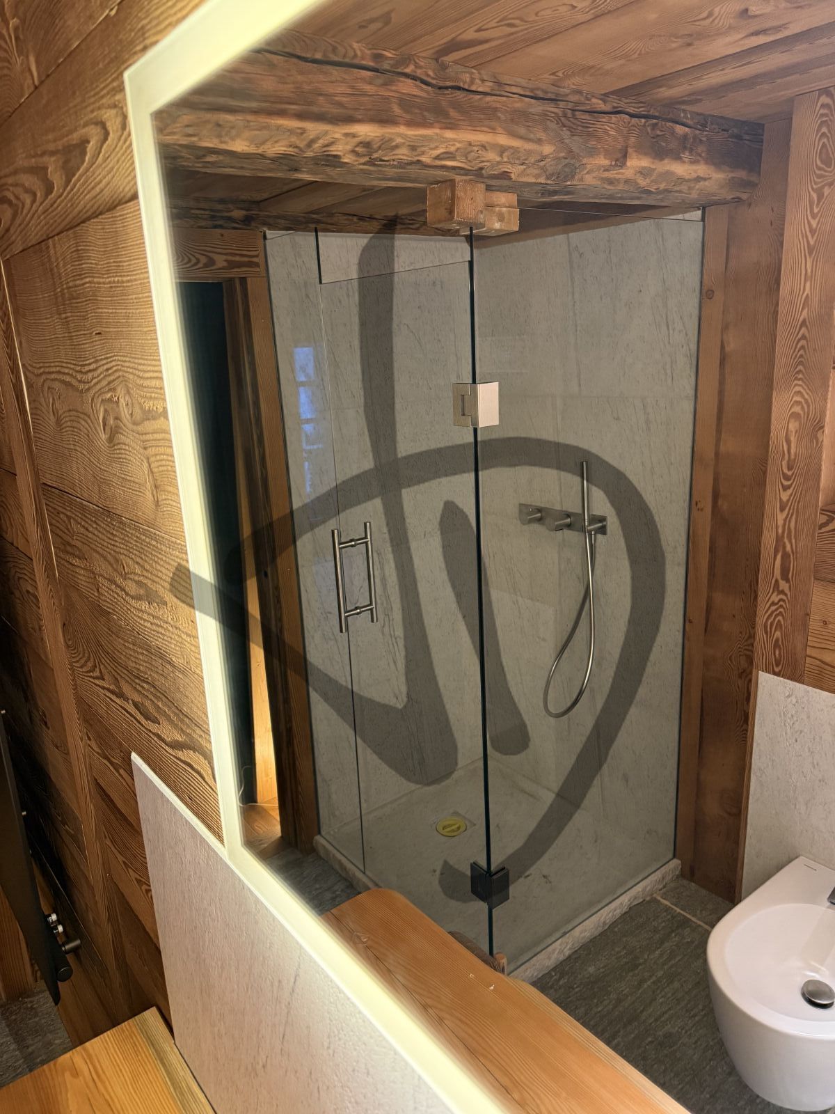 Box doccia angolare su misura ambiente casa di montagna legno e sasso bianco moderno 2  - Eckausführungen