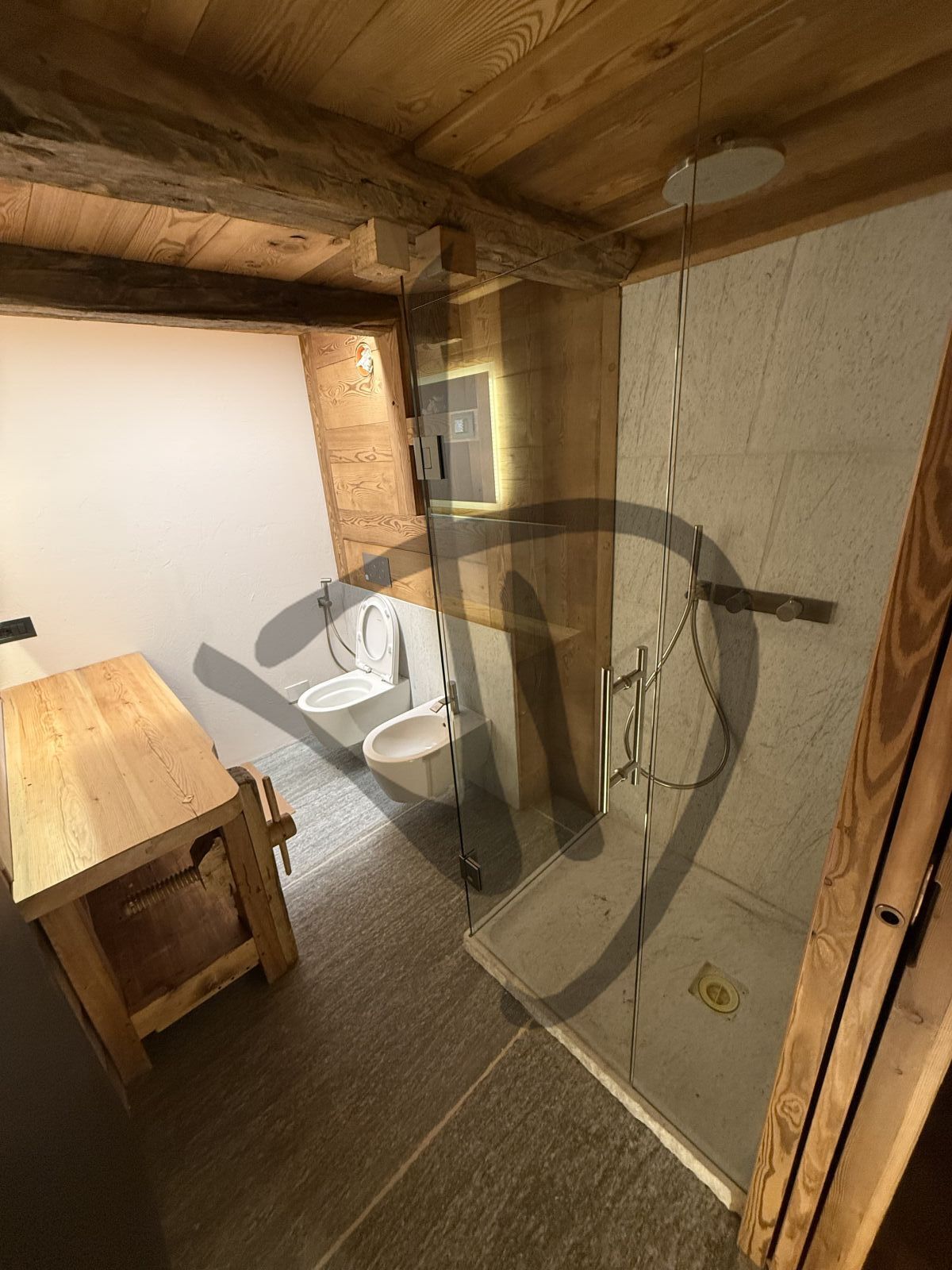 Box doccia angolare su misura ambiente casa di montagna legno e sasso bianco moderno 4 - Eckausführungen