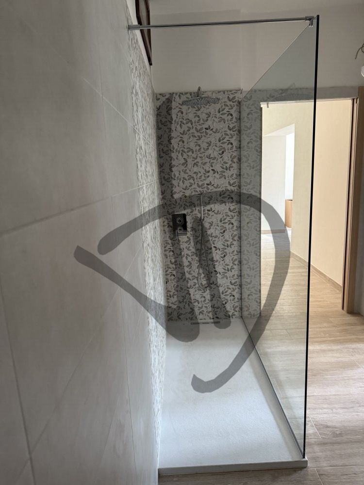 Feststehendes transparentes Duschglas mit Stabilisierungsstange - Fest