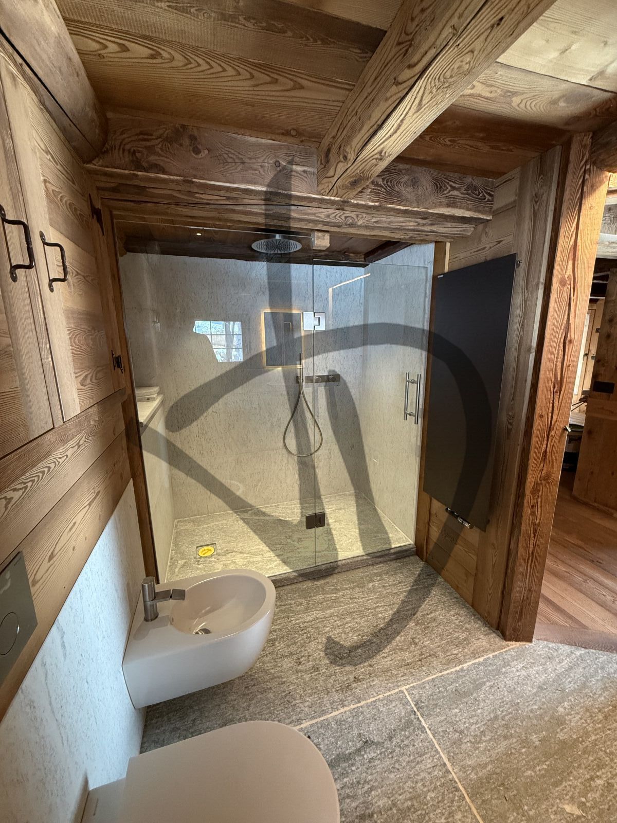 Box doccia lineare su misura ambiente casa di montagna legno moderno e marmo bianco - Linear