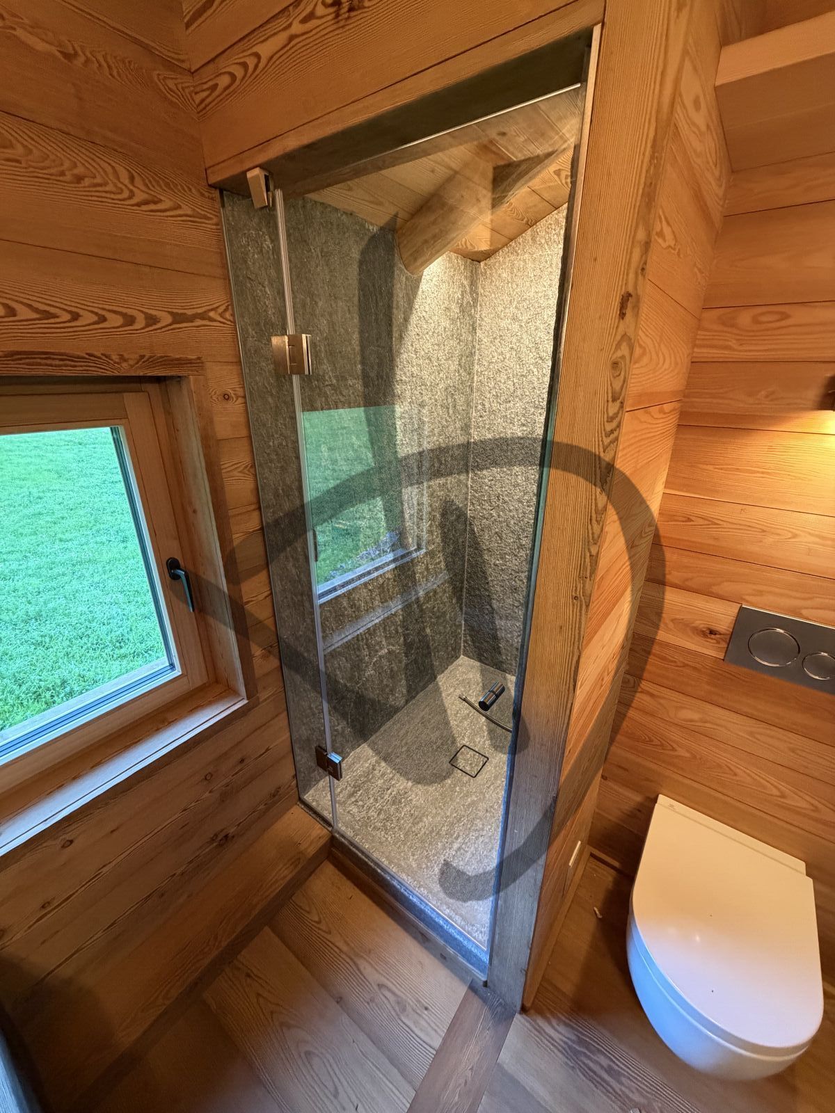 Box doccia lineare su misura ambiente casa di montagna legno moderno e roccia naturale 2 - Linear