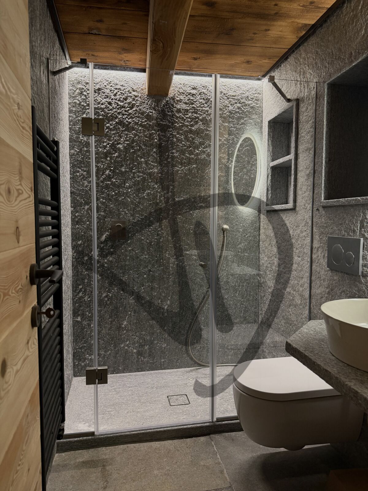 Box doccia lineare su misura ambiente casa di montagna legno moderno e roccia naturale  6 - Linear