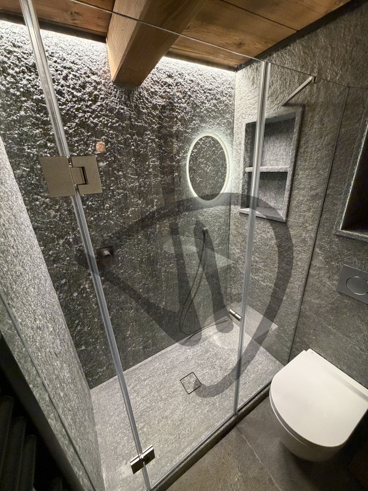 Box doccia lineare su misura ambiente casa di montagna legno moderno e roccia naturale 7 - Linear