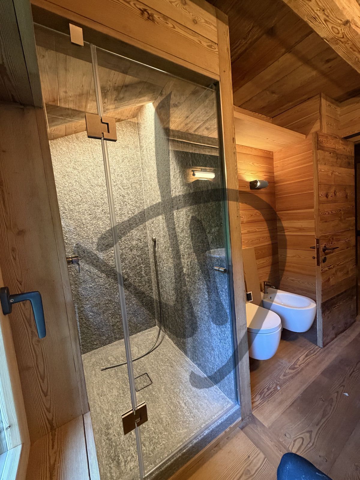 Box doccia lineare su misura ambiente casa di montagna legno moderno e roccia naturale  - Linear