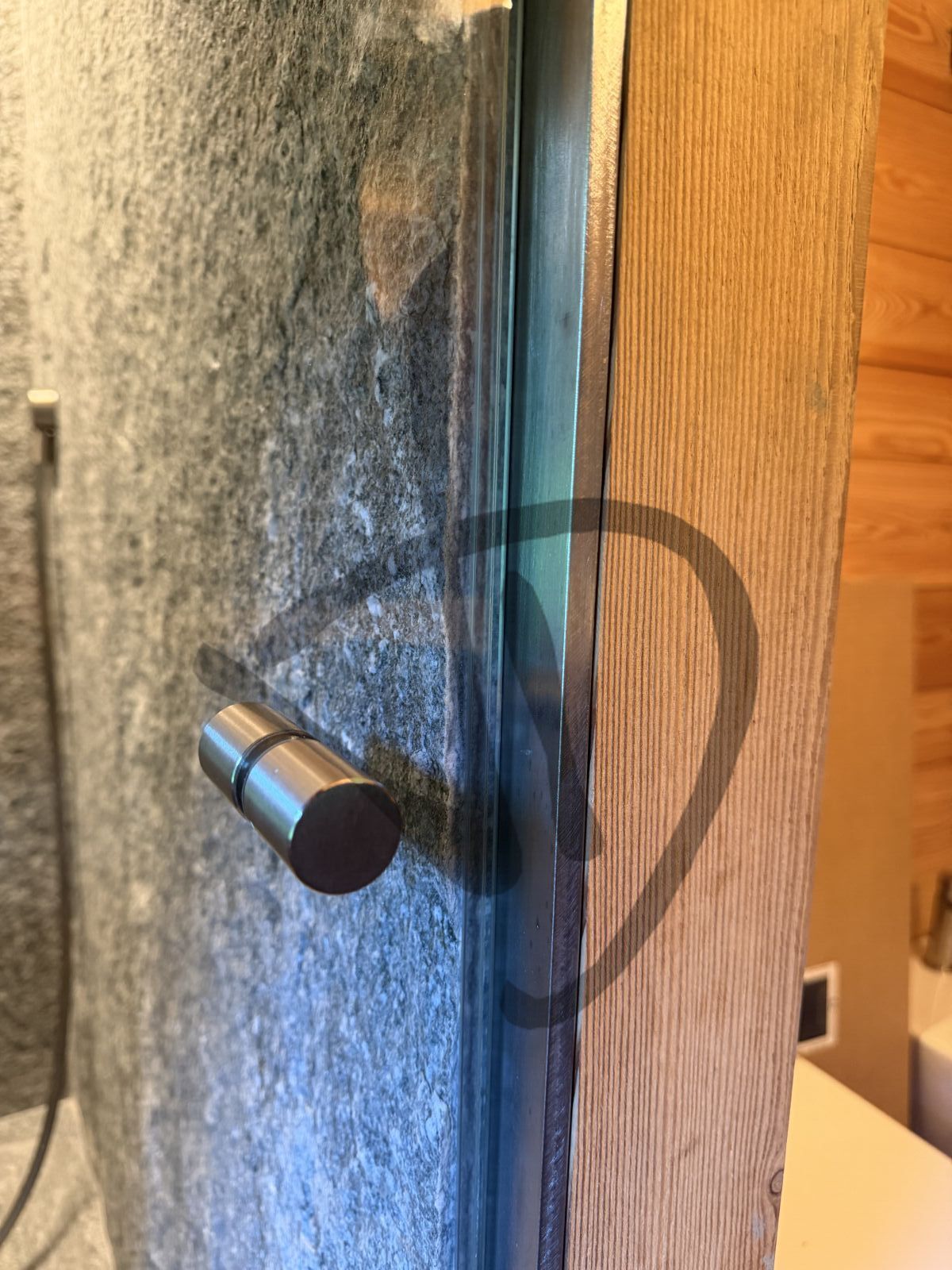 dettaglio pomolo satinato per box doccia in vetro - Linear