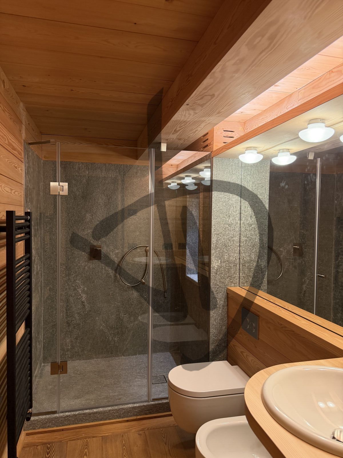 IMG_4527Box doccia lineare su misura ambiente casa di montagna legno moderno e roccia naturale  4 - Linear