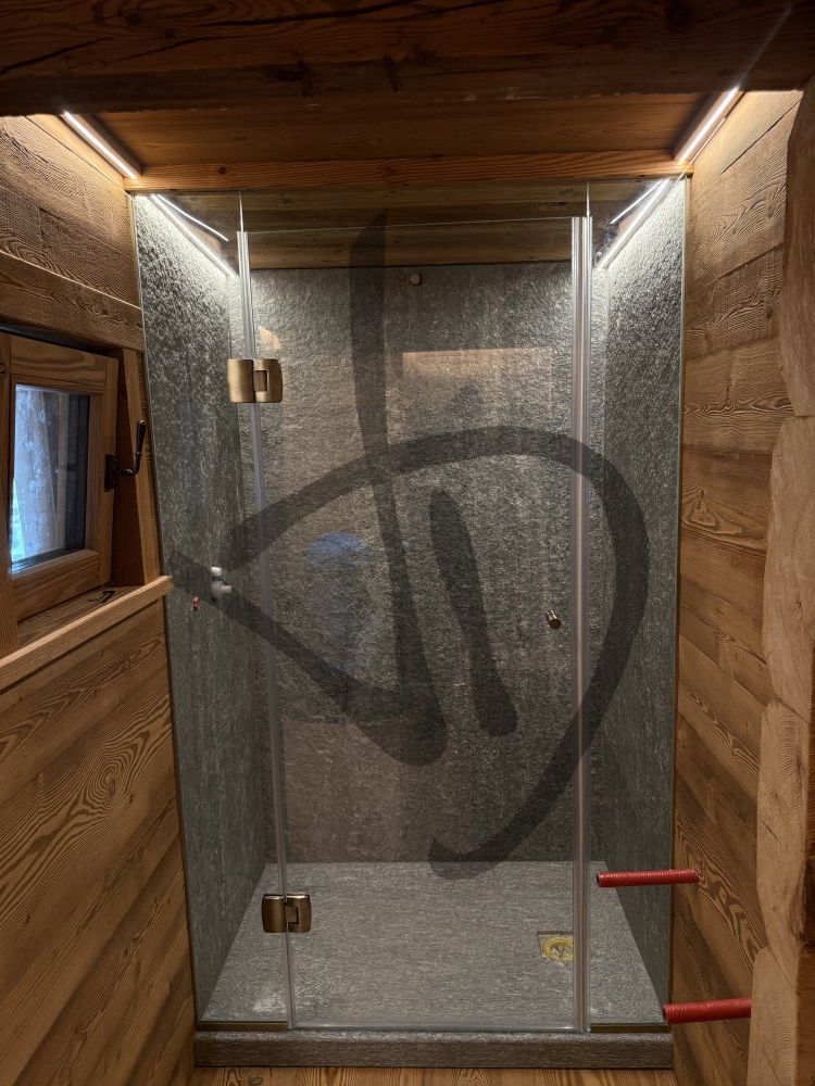 Maßgefertigte lineare Duschkabine für ein modernes Berghaus aus Holz - Linear