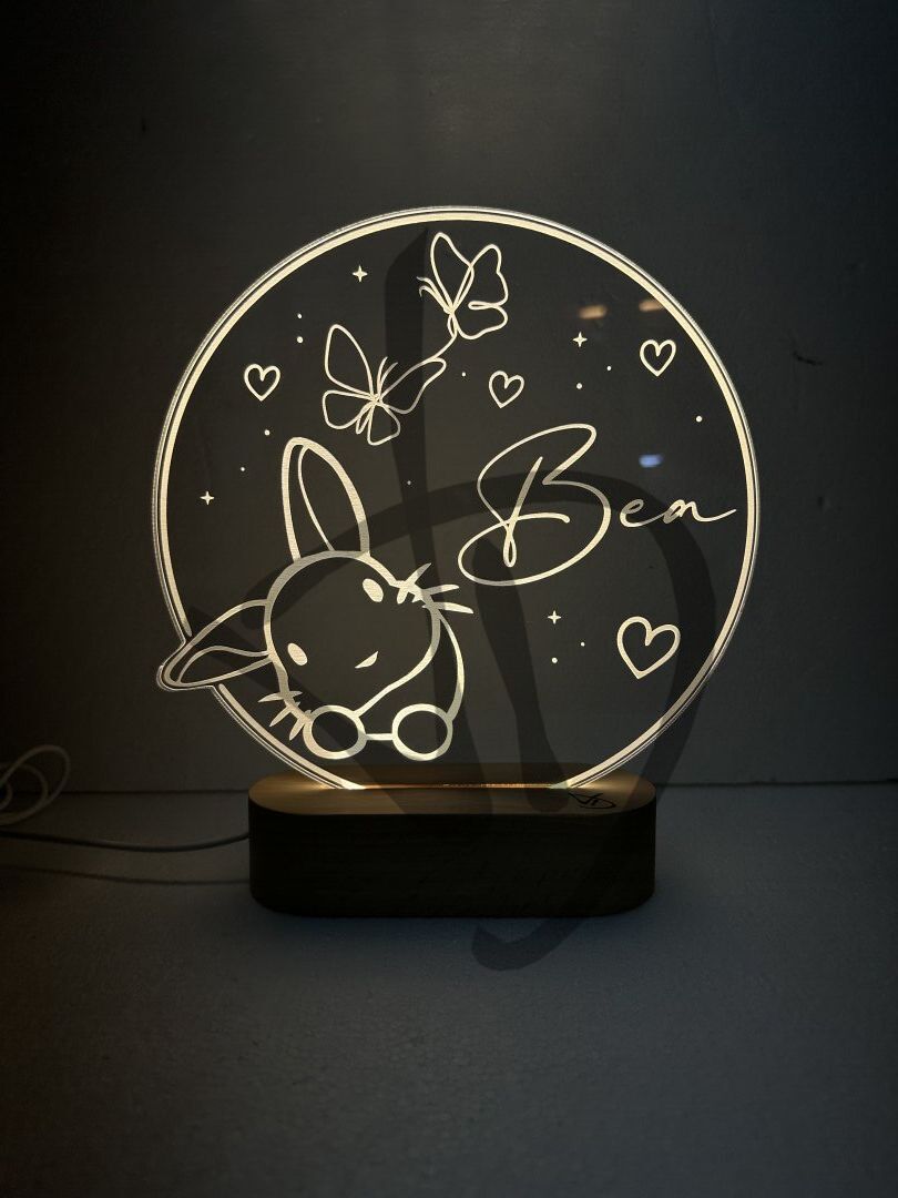Acryllampen aus Plexiglas mit Hasenmotiven für die Taufe eines Mädchens mit Holzsockel - Dekorierte Acrylglaslampen mit personalisiertem Holzsockel