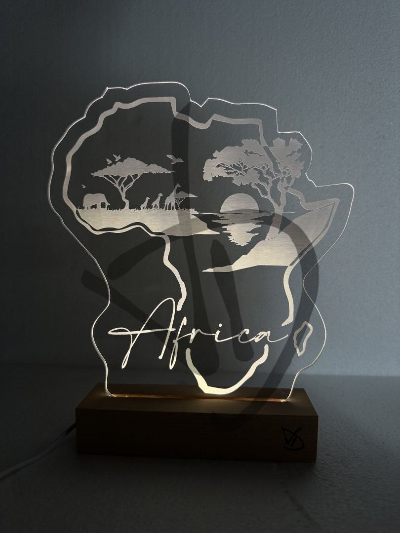 Lampen aus Plexiglas und Acryl mit afrikanischen Grafiken verziert und mit einem Holzsockel - Dekorierte Acrylglaslampen mit personalisiertem Holzsockel