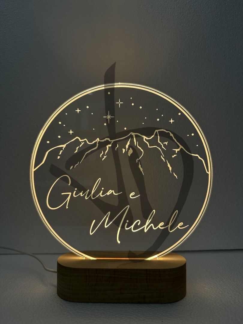 Plexiglas-Acryl-Lampen mit Berggrafiken und Namen verziert mit Holzsockel 2 - Dekorierte Acrylglaslampen mit personalisiertem Holzsockel