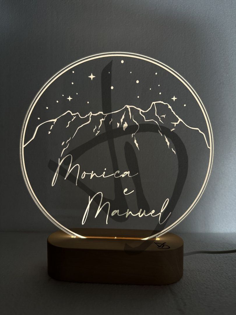 Plexiglas-Acryl-Lampen mit Berggrafiken und Namen verziert mit Holzsockel - Dekorierte Acrylglaslampen mit personalisiertem Holzsockel