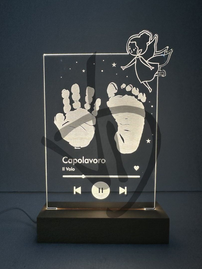 Plexiglas-Acryl-Lampen mit Grafiken von Kinderhänden und -füßen auf Holzsockel - Dekorierte Acrylglaslampen mit personalisiertem Holzsockel