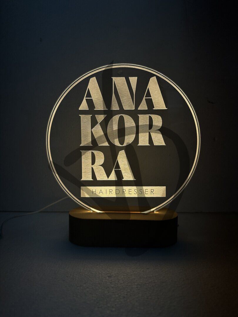 Plexiglas-Acryllampen mit individueller Logografik und Holzsockel - Dekorierte Acrylglaslampen mit personalisiertem Holzsockel