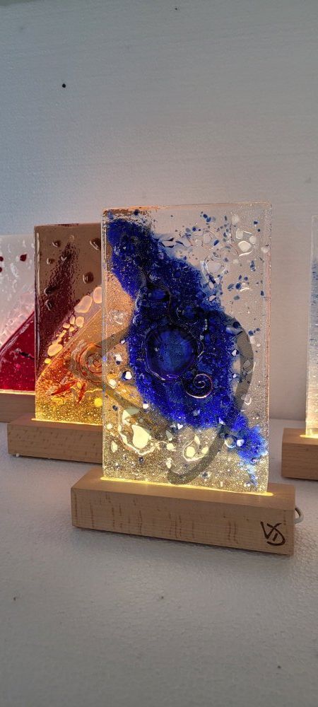 Lampenschirm aus verschmolzenem Muranoglas mit personalisiertem Holzsockel - Murano-Fusing-Nachttischlampen mit personalisiertem Holzsockel
