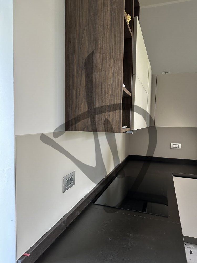 Küchenrückwand aus lackiertem und satiniertem Glas mit Loch für Steckdosen - Lackierte Küchenwandgläser