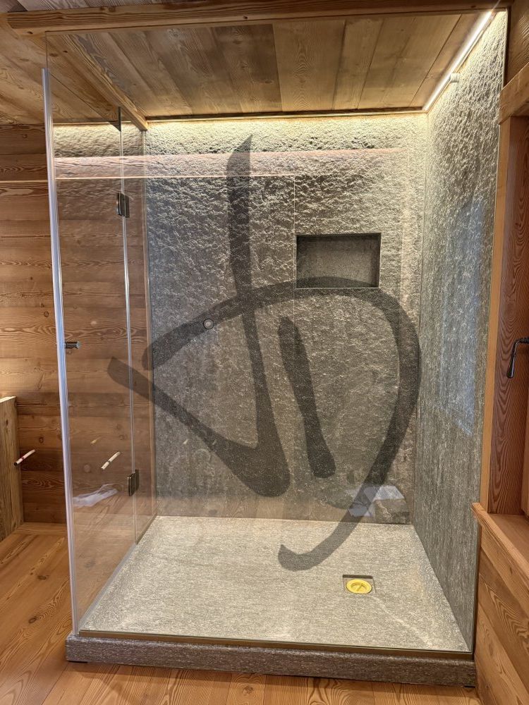 Maßgefertigte Produkte - Duschkabinen aus Glas - Eckausführungen - Box doccia angolare su misura ambiente casa di montagna legno 5