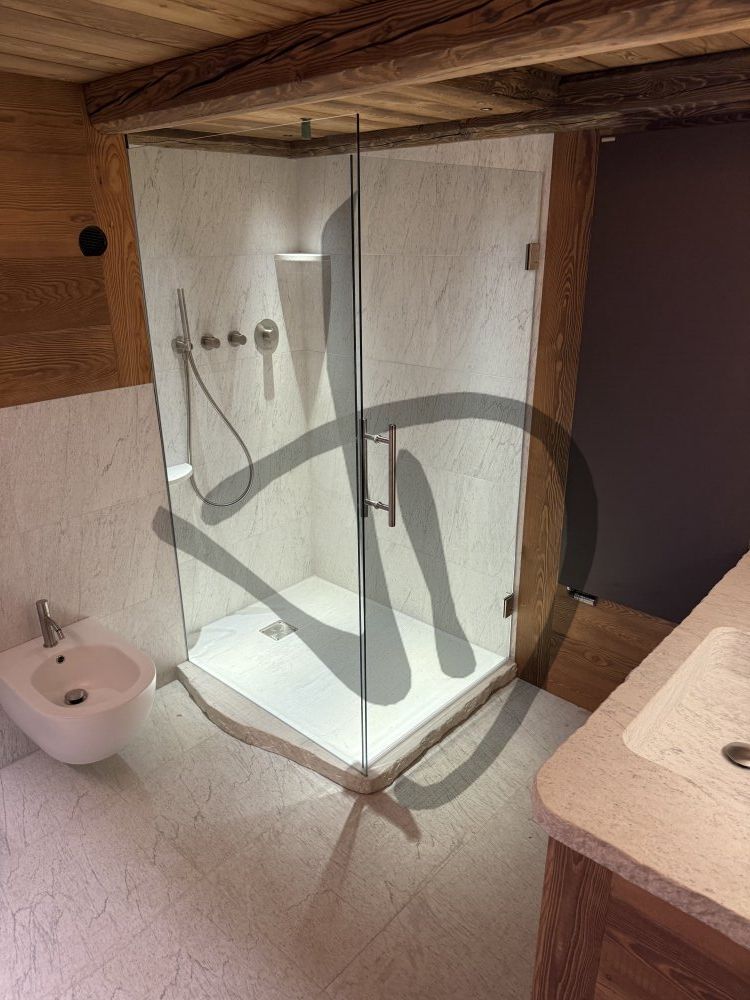 Maßgefertigte Produkte - Duschkabinen aus Glas - Eckausführungen - Box doccia angolare su misura ambiente casa di montagna legno e sasso moderno 8