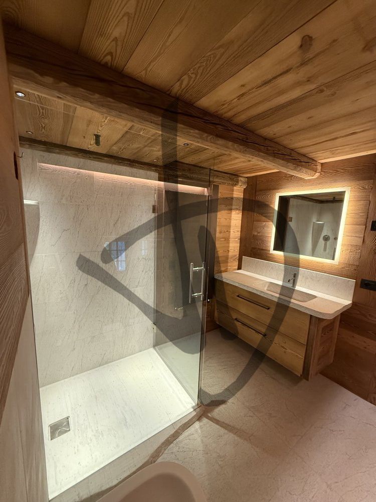 Maßgefertigte Produkte - Duschkabinen aus Glas - Eckausführungen - Box doccia angolare su misura ambiente casa di montagna legno e sasso moderno 9
