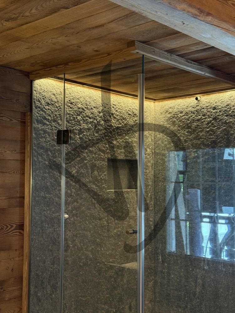 Maßgefertigte Produkte - Duschkabinen aus Glas - Eckausführungen - Box doccia angolare su misura ambiente casa di montagna legno moderno6