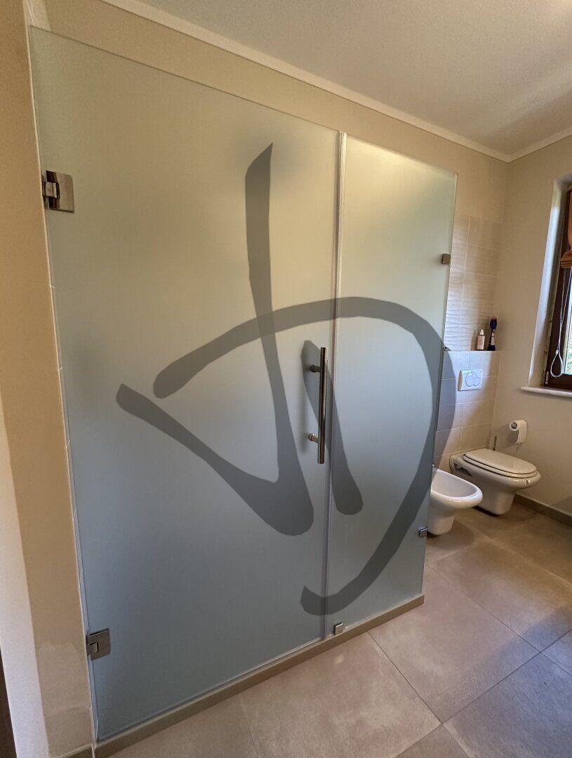 Maßgefertigte Produkte - Duschkabinen aus Glas - Eckausführungen - Maßgefertigte Eckduschkabine aus Satin 