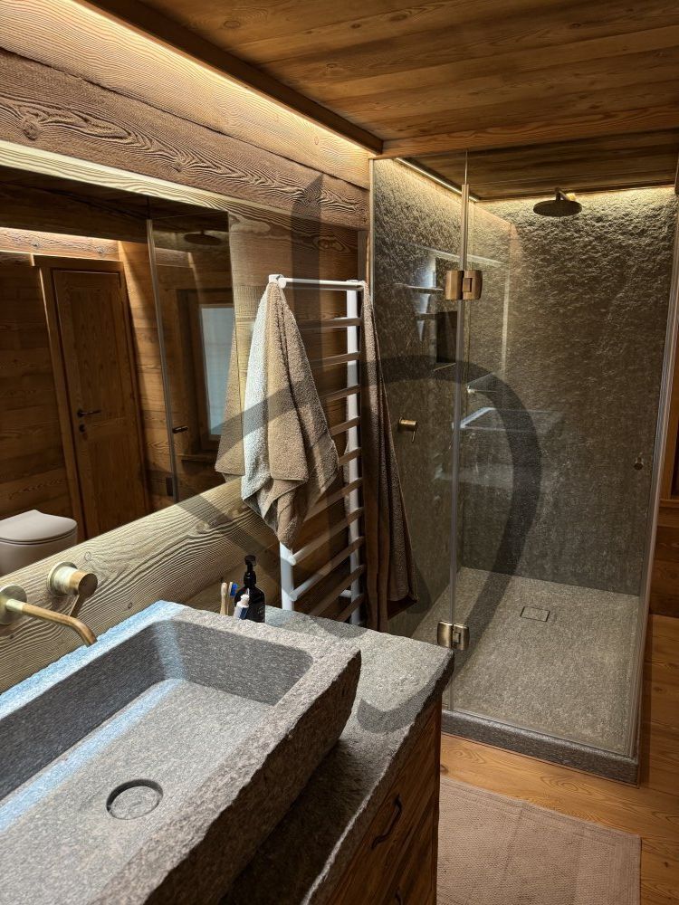 Maßgefertigte Produkte - Duschkabinen aus Glas - Eckausführungen - Maßgefertigte Eckduschkabine für Berghausumgebung, Holz 2