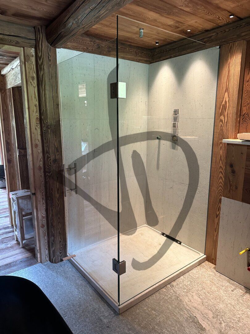 Maßgefertigte Produkte - Duschkabinen aus Glas - Eckausführungen - Maßgefertigte Eckduschkabine für ein Berghausambiente, Holz und moderner Stein 10