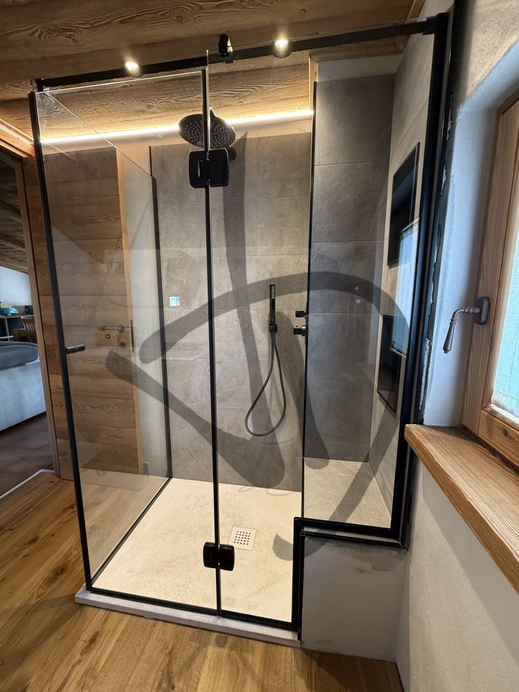 Maßgefertigte Produkte - Duschkabinen aus Glas - Eckausführungen - Maßgefertigte Eckduschkabine mit schwarzen Oberflächen, modernes Ambiente 2