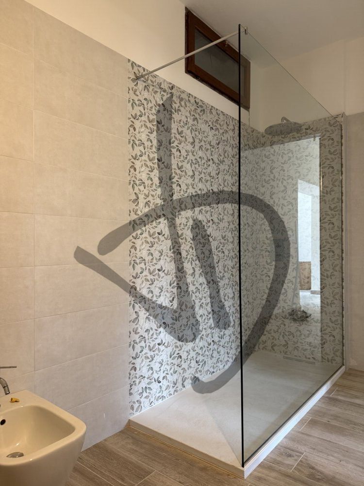 Maßgefertigte Produkte - Duschkabinen aus Glas - Fest - Feste Glasdusche mit Stabilisierungsstange