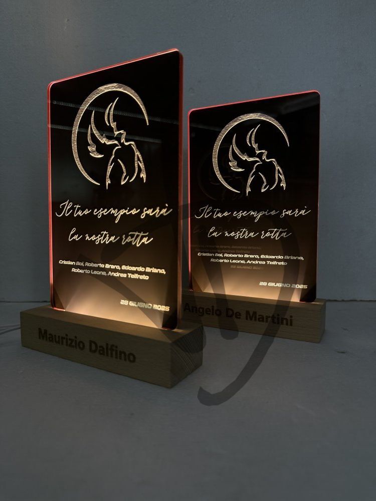 Maßgefertigte Produkte - Individuelle Lampen und Nachttischlampen - Dekorierte Acrylglaslampen mit personalisiertem Holzsockel - Acryllampen aus Plexiglas mit Widmung verziert mit personalisiertem Holzsockel 1