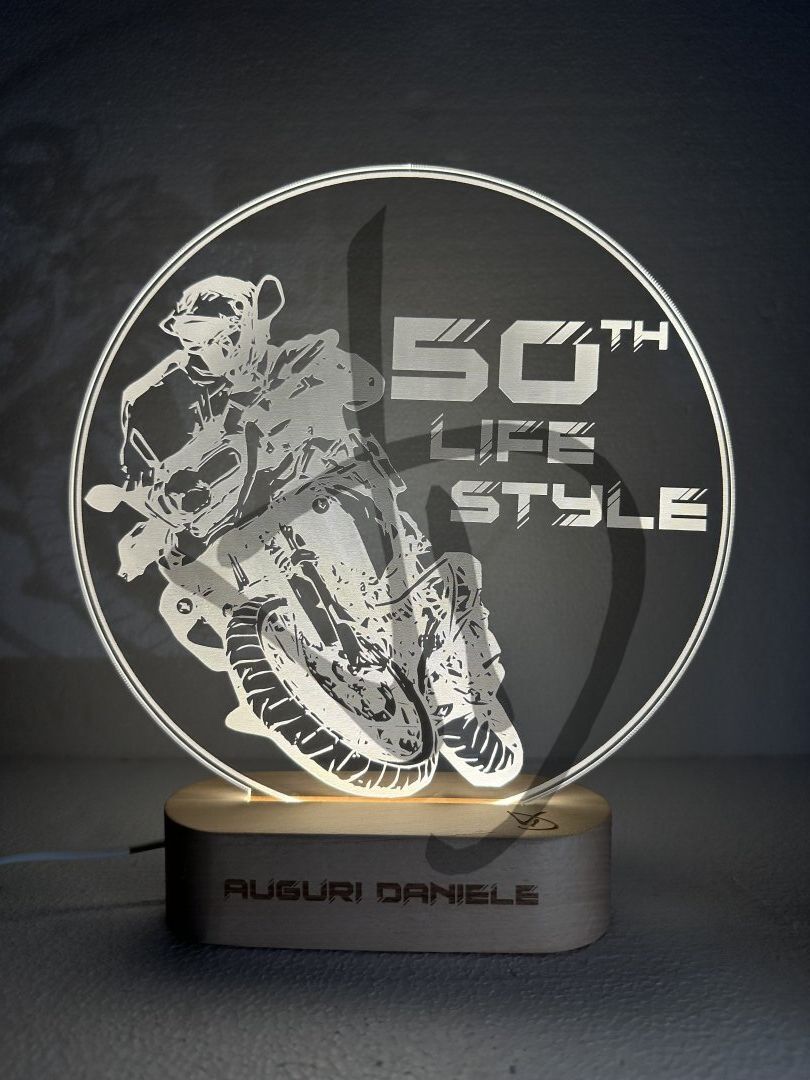 Maßgefertigte Produkte - Individuelle Lampen und Nachttischlampen - Dekorierte Acrylglaslampen mit personalisiertem Holzsockel - Lampade in acrilico plexiglass decorato con grafica moto  con piedistallo in legno