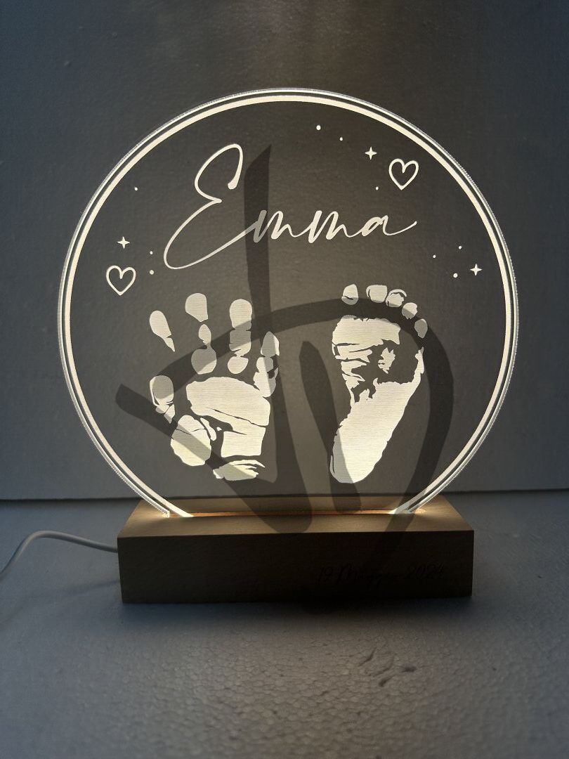 Maßgefertigte Produkte - Individuelle Lampen und Nachttischlampen - Dekorierte Acrylglaslampen mit personalisiertem Holzsockel - Lampen aus Plexiglas und Acryl, verziert mit Grafiken von Hand- und Fußabdrücken von Babys, mit Holzsockel