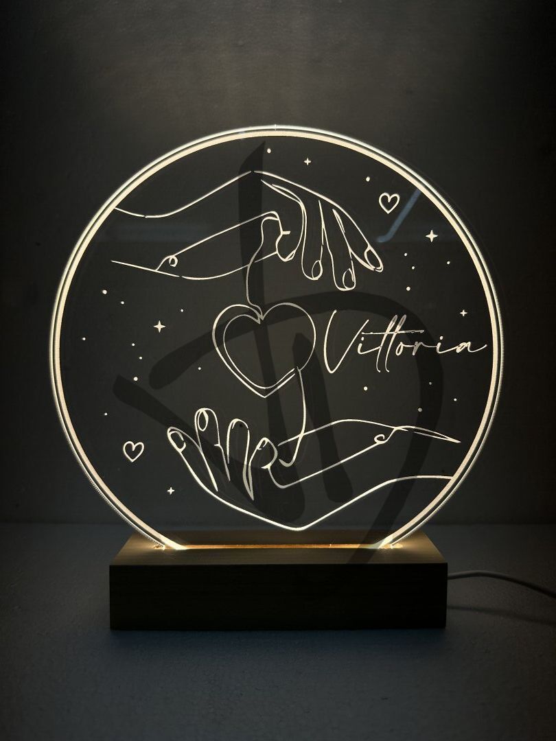 Maßgefertigte Produkte - Individuelle Lampen und Nachttischlampen - Dekorierte Acrylglaslampen mit personalisiertem Holzsockel - Mit romantischen Grafiken verzierte Plexiglas-Acryllampen zum Valentinstag mit Holzsockel