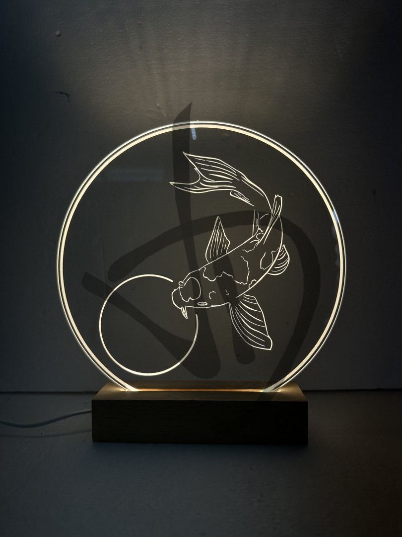 Maßgefertigte Produkte - Individuelle Lampen und Nachttischlampen - Dekorierte Acrylglaslampen mit personalisiertem Holzsockel - Plexiglas-Acryl-Lampen mit Karpfengrafiken verziert mit Holzsockel