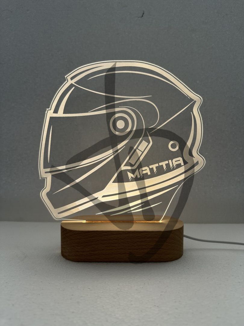 Maßgefertigte Produkte - Individuelle Lampen und Nachttischlampen - Dekorierte Acrylglaslampen mit personalisiertem Holzsockel - Plexiglas-Acryllampen mit Motorradhelmgrafiken und Namen verziert, mit Holzsockel