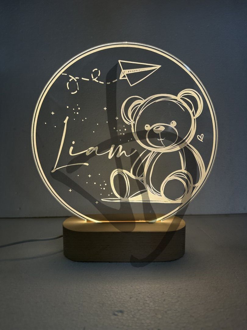 Maßgefertigte Produkte - Individuelle Lampen und Nachttischlampen - Dekorierte Acrylglaslampen mit personalisiertem Holzsockel - Plexiglas-Acryllampen mit Teddybär-Grafiken und personalisiertem Kindernamen mit Holzsockel