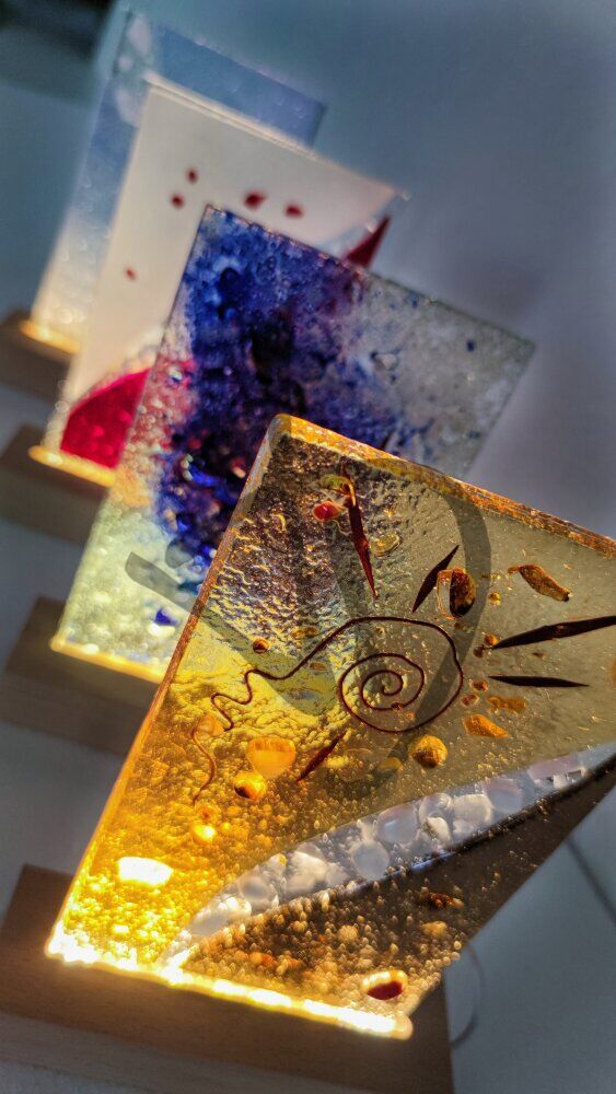 Maßgefertigte Produkte - Individuelle Lampen und Nachttischlampen - Murano-Fusing-Nachttischlampen mit personalisiertem Holzsockel - Lampenschirm aus verschmolzenem Muranoglas mit personalisiertem Holzsockel - 4