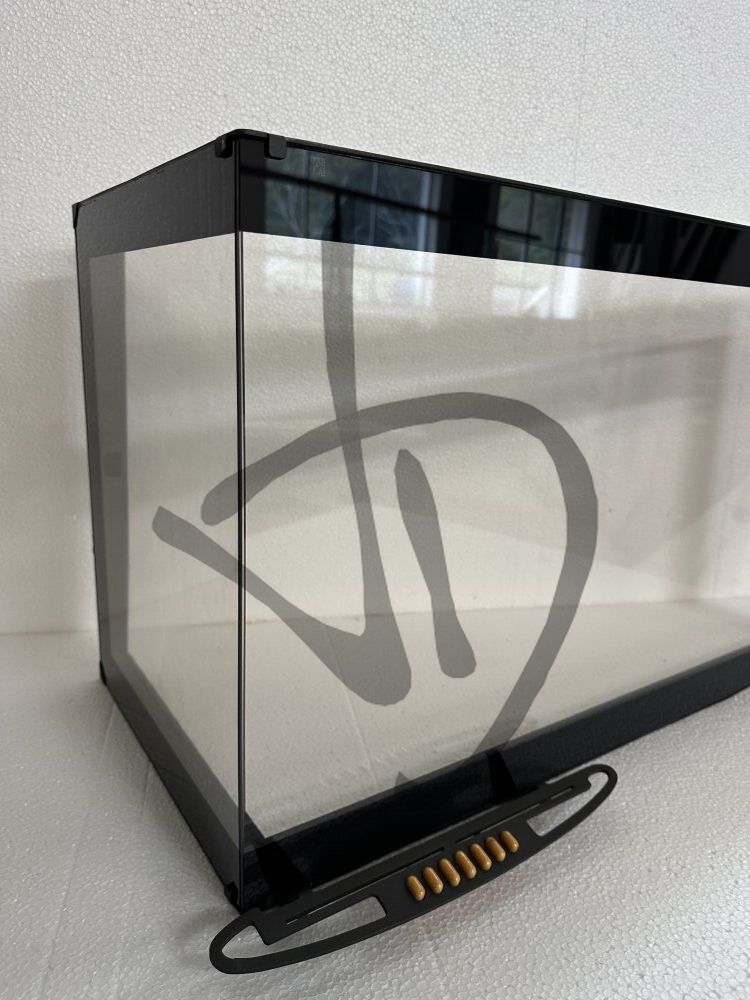 Maßgefertigte Produkte - Kamin und Ofen - Kaminglas – Keramikglas - Keramikglas für Eckkamin mit individuellem schwarzen Rahmen 