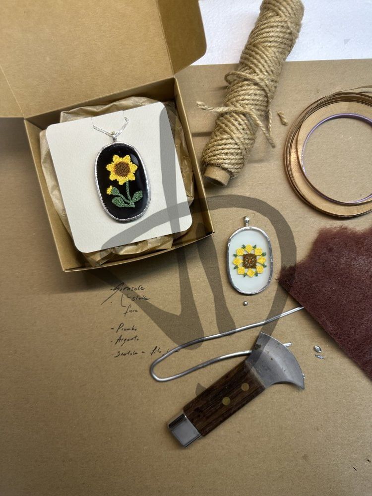 Maßgefertigte Produkte - Kunstobjekte – Geschenkideen - Glas- und Punschanhänger - Glasanhänger mit Blumen und handgefertigtem Valsesian-Stempeleinsatz - 3 - 2