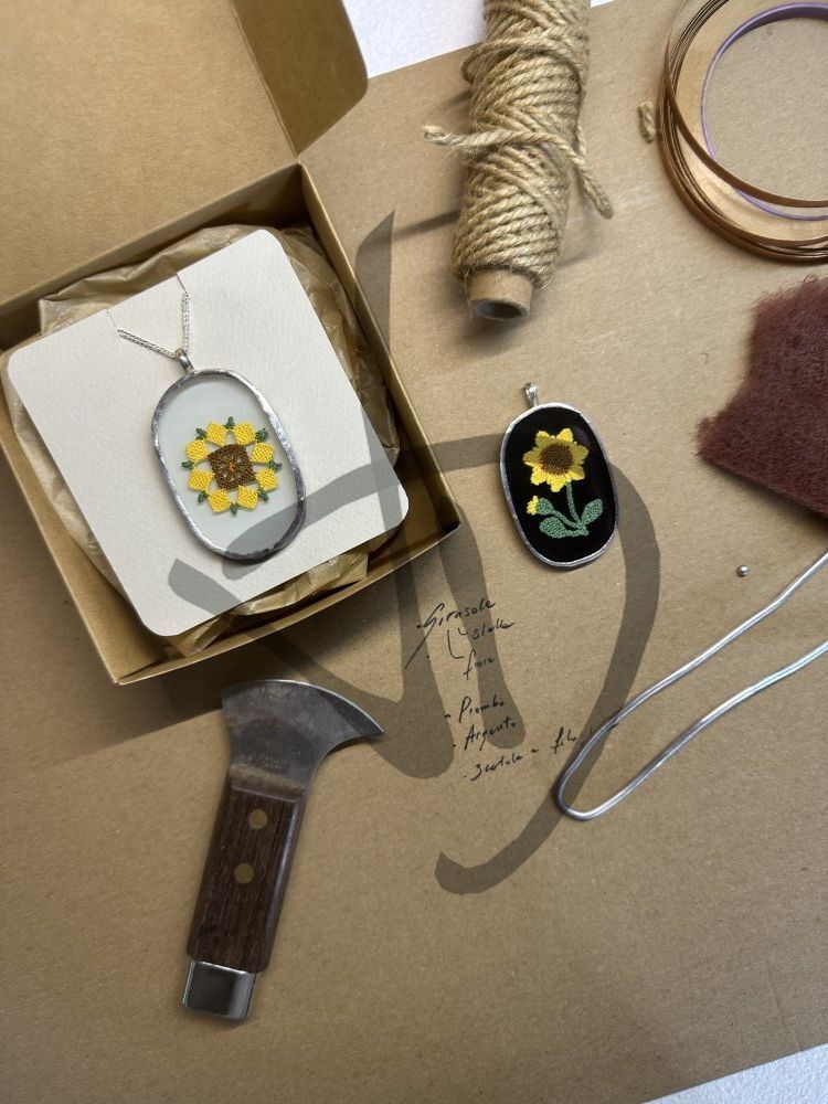 Maßgefertigte Produkte - Kunstobjekte – Geschenkideen - Glas- und Punschanhänger - Glasanhänger mit Blumen und handgefertigtem Valsesian-Stempeleinsatz - 3 - 3