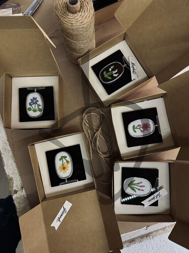 Maßgefertigte Produkte - Kunstobjekte – Geschenkideen - Glas- und Punschanhänger - Glasanhänger mit Blumen und handgefertigten Valsesian-Stanzeinsätzen - 3 - 4