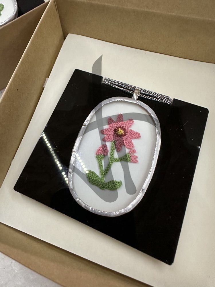 Maßgefertigte Produkte - Kunstobjekte – Geschenkideen - Glas- und Punschanhänger - Glasanhänger mit Blumen und handgefertigten Valsesian-Stanzeinsätzen - 3 - 6