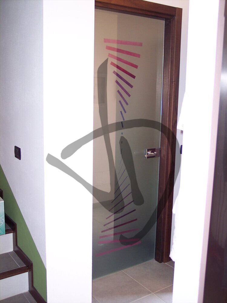 Maßgefertigte Produkte - Maßgefertigte Glastüren - Porte a battente - Porta in vetro a battente su misura satinata con decoro astratto 1