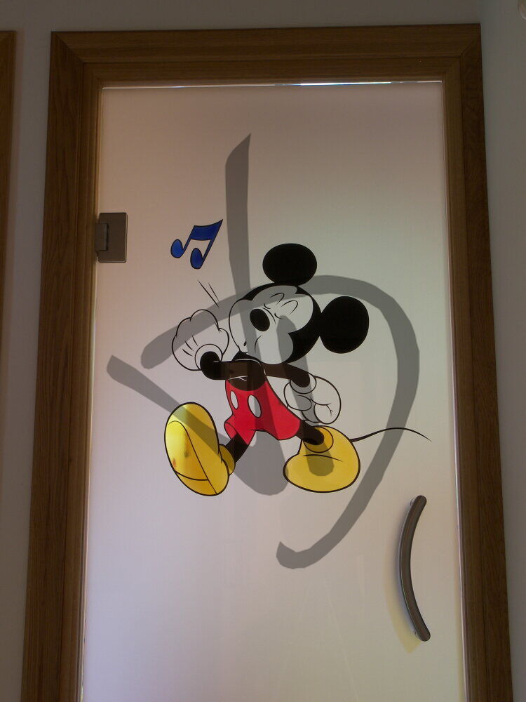 Maßgefertigte Produkte - Maßgefertigte Glastüren - Saloon-Türen - Maßgefertigte Salontür aus satiniertem Glas mit Mickey-Mouse-Dekor 