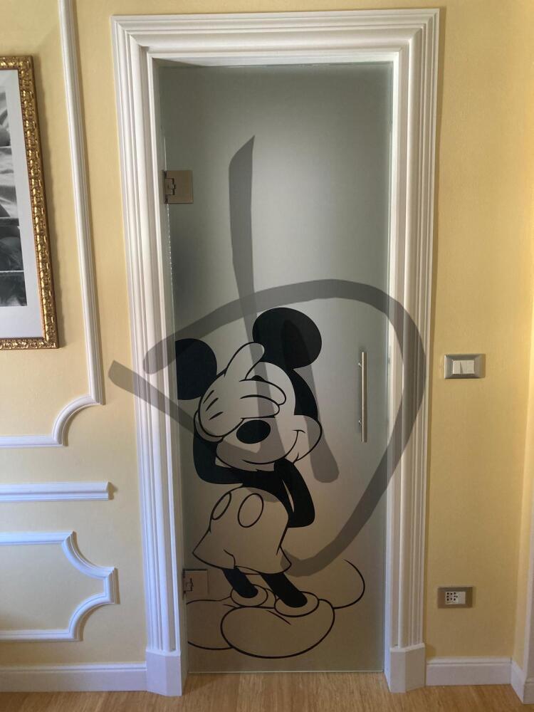 Maßgefertigte Produkte - Maßgefertigte Glastüren - Saloon-Türen - Maßgefertigte Salontür aus satiniertem Glas mit Mickey-Mouse-Dekor für das Badezimmer