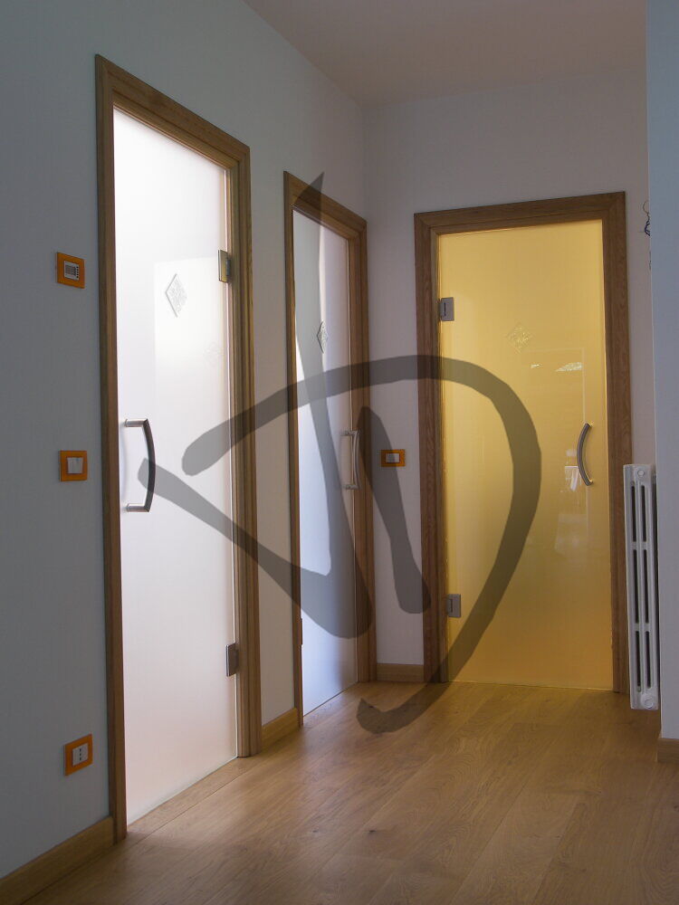 Maßgefertigte Produkte - Maßgefertigte Glastüren - Saloon-Türen - Porta in vetro saloon su misura satinata 