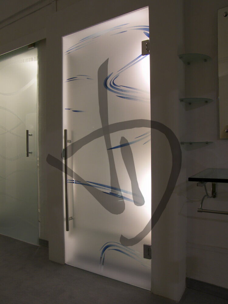 Maßgefertigte Produkte - Maßgefertigte Glastüren - Saloon-Türen - Porta in vetro saloon su misura satinata con decoro astratto