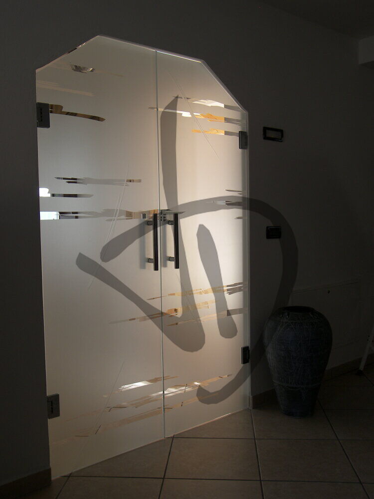 Maßgefertigte Produkte - Maßgefertigte Glastüren - Saloon-Türen - Porta in vetro saloon su misura satinata con decoro astratto a due ante