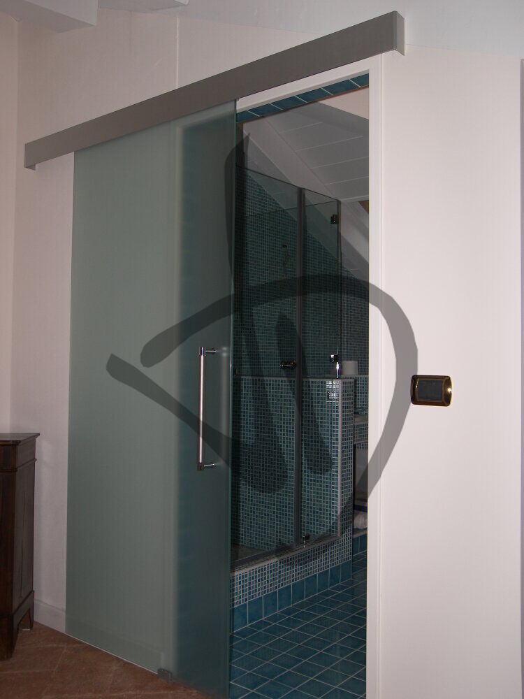 Maßgefertigte Produkte - Maßgefertigte Glastüren - Schiebetüren - Maßgefertigte Schiebetür aus satiniertem Glas 1