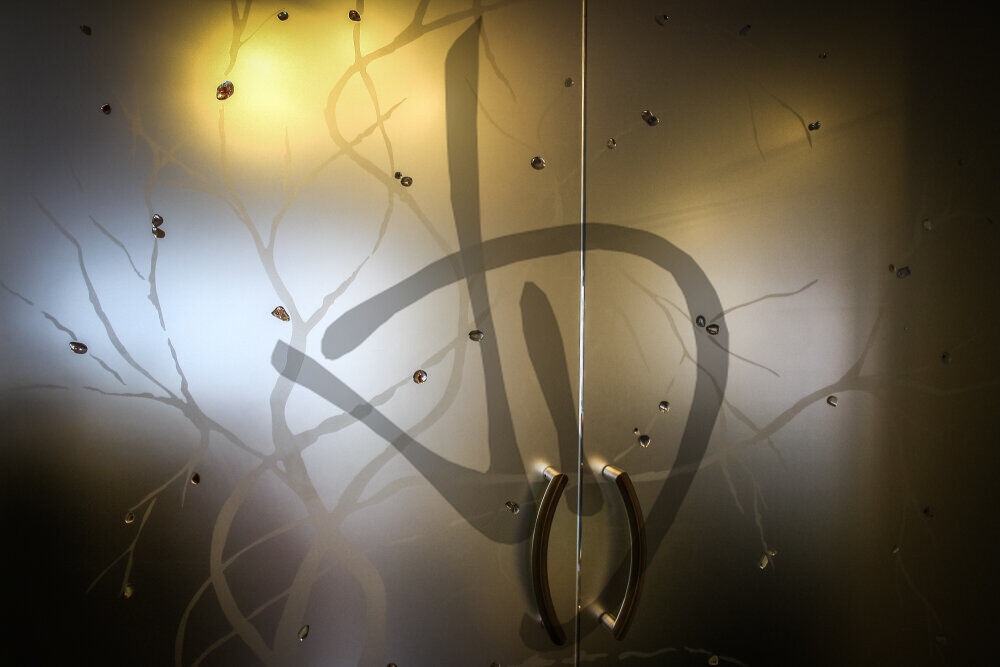 Maßgefertigte Produkte - Maßgefertigte Glastüren - Schiebetüren - Maßgefertigte zweiteilige Glasschiebetür mit Satin-Finish und Baumschmuck